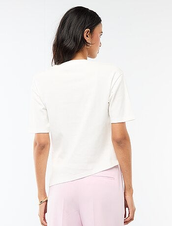 T-shirt met gedrapeerde korte mouwen en fantasiejuweel