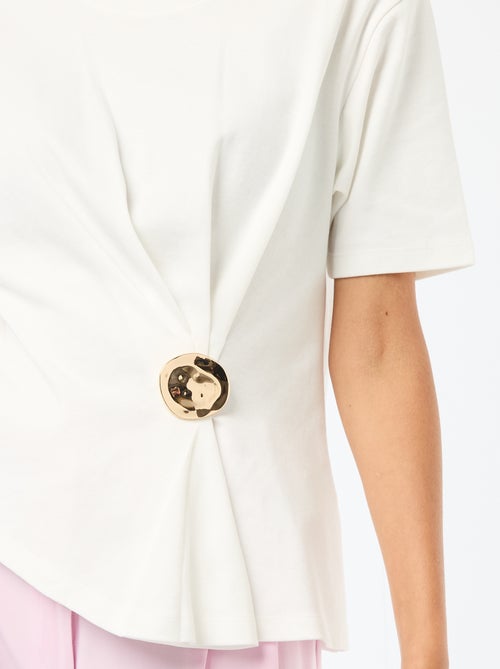 T-shirt met gedrapeerde korte mouwen en fantasiejuweel - Kiabi