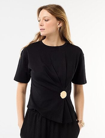 T-shirt met gedrapeerde korte mouwen en fantasiejuweel
