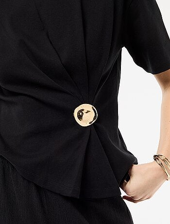 T-shirt met gedrapeerde korte mouwen en fantasiejuweel