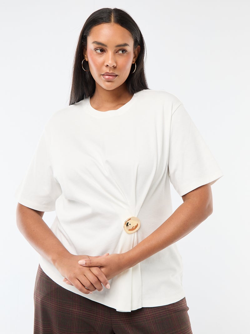 T-shirt met gedrapeerde ronde hals en fantasiejuweel Wit - Kiabi