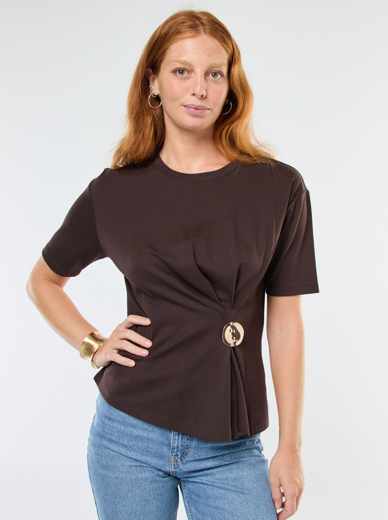 T-shirt met korte mouw met sieraaddetail en gedraaid effect bruin - Kiabi