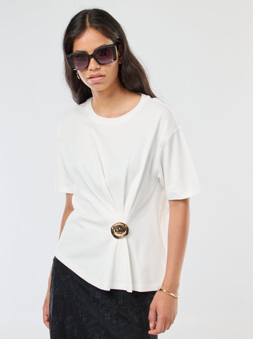 T-shirt met korte mouw met sieraaddetail en gedraaid effect - Kiabi