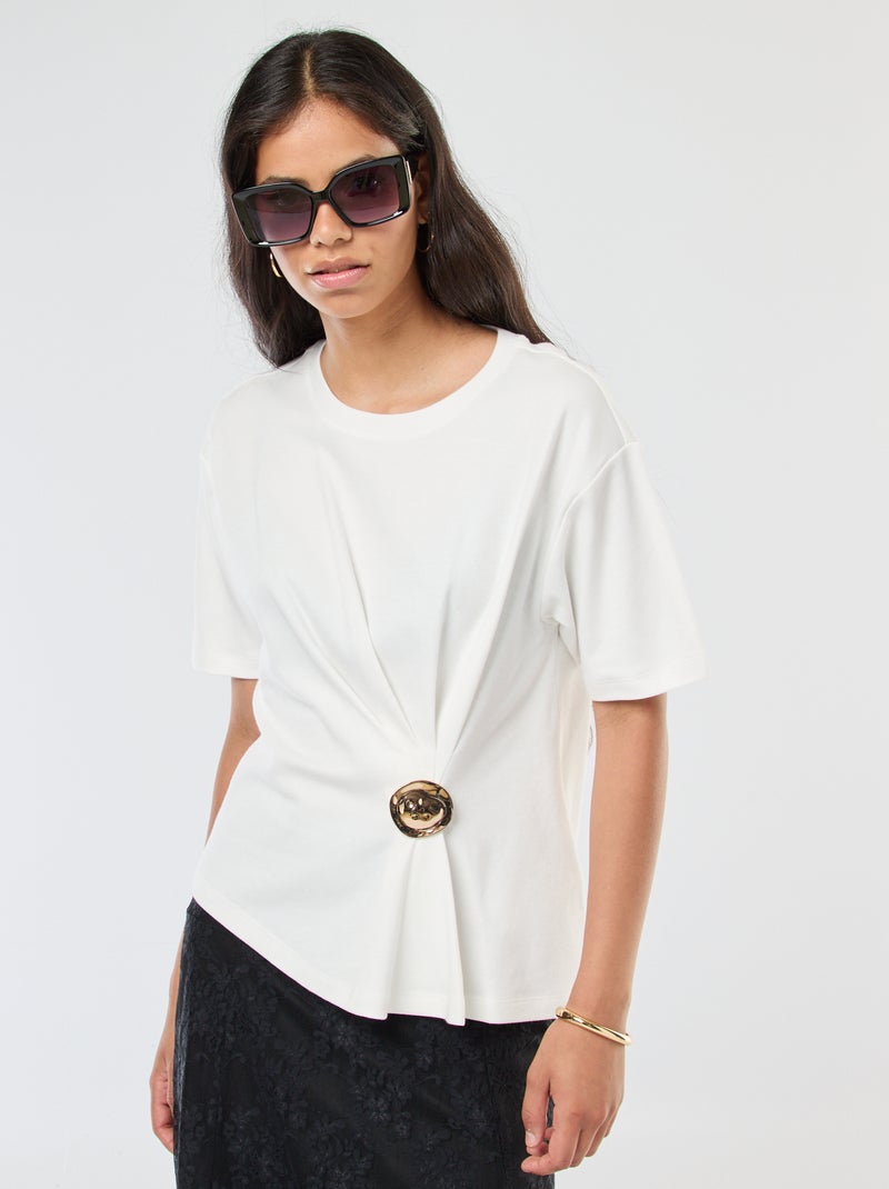 T-shirt met korte mouw met sieraaddetail en gedraaid effect Wit - Kiabi