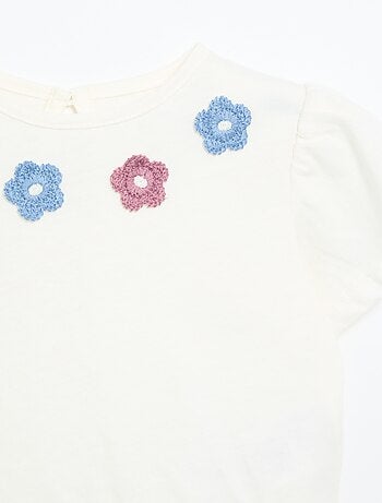 T-shirt met korte mouwen, borduursels en gerimpelde onderkant