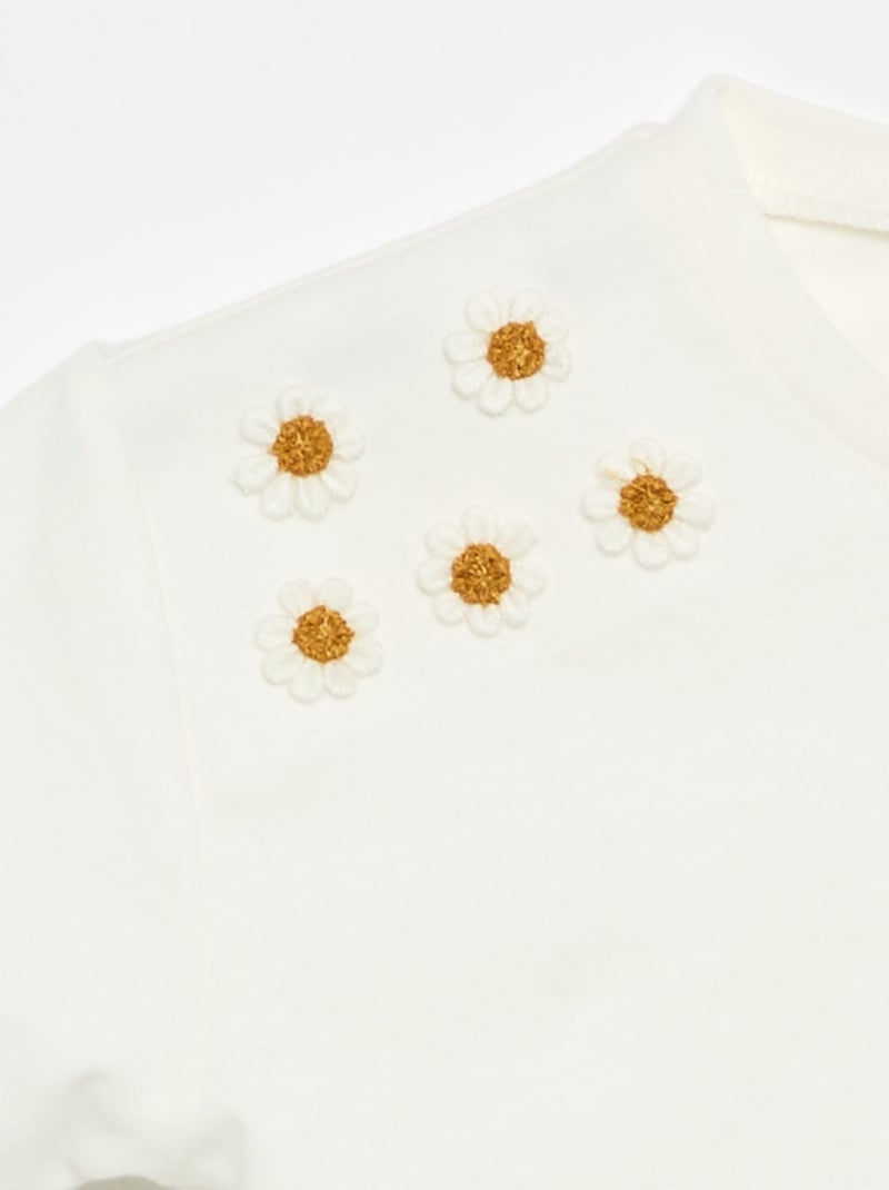 T-shirt met korte mouwen en bloemen op de schouder Wit - Kiabi