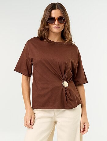 T-shirt met korte mouwen en goudkleurige schelp