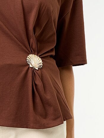 T-shirt met korte mouwen en goudkleurige schelp