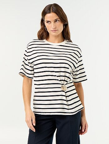 T-shirt met korte mouwen en goudkleurige schelp