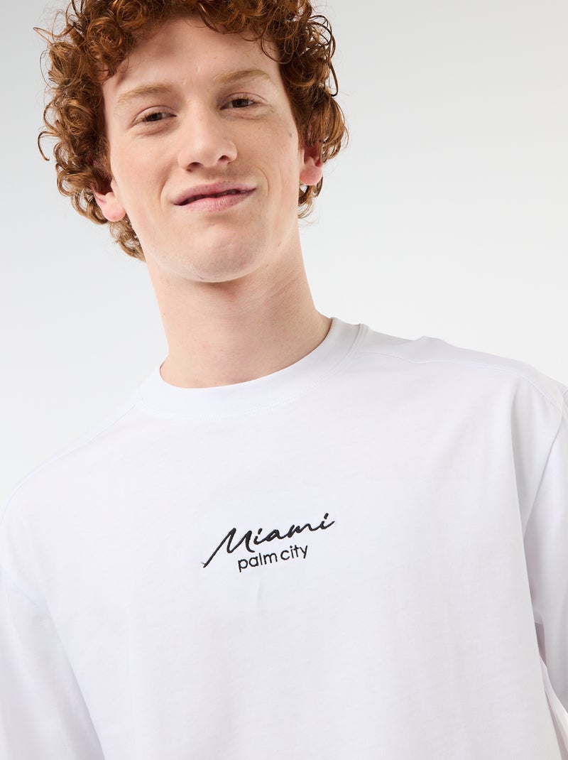 T-shirt met ronde hals en contrasterend borduursel Wit - Kiabi