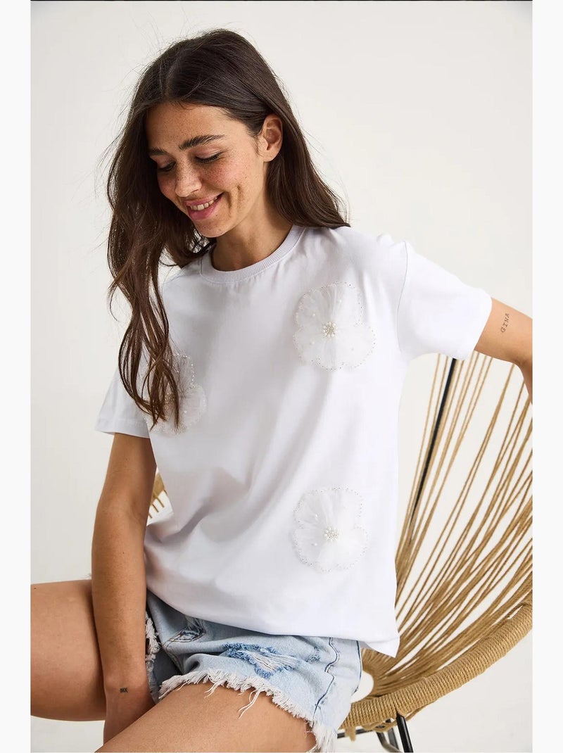 T-shirt met ronde hals en korte mouwen en bloemenaccessoire lucci Wit - Kiabi