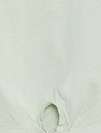 T-shirt noué avec manches courtes à volants