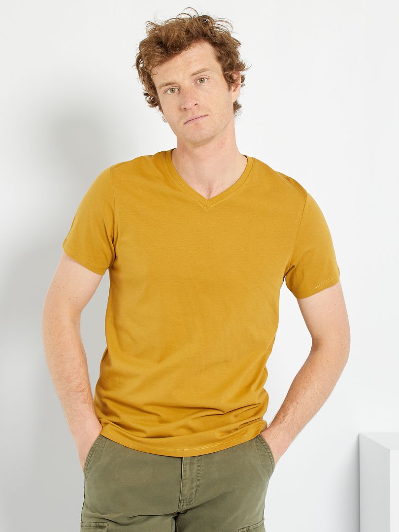 T-shirt regular col V en coton moutarde - Kiabi