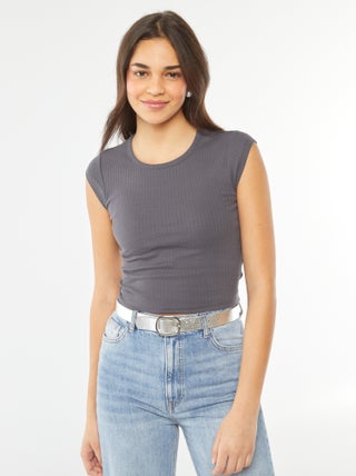 T-shirt sans manches avec ouverture dans le bas du dos