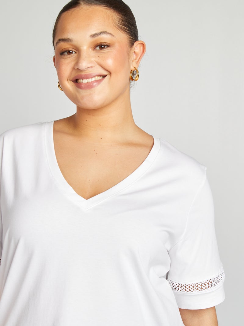 T-shirt uni manches courtes avec broderies blanc - Kiabi