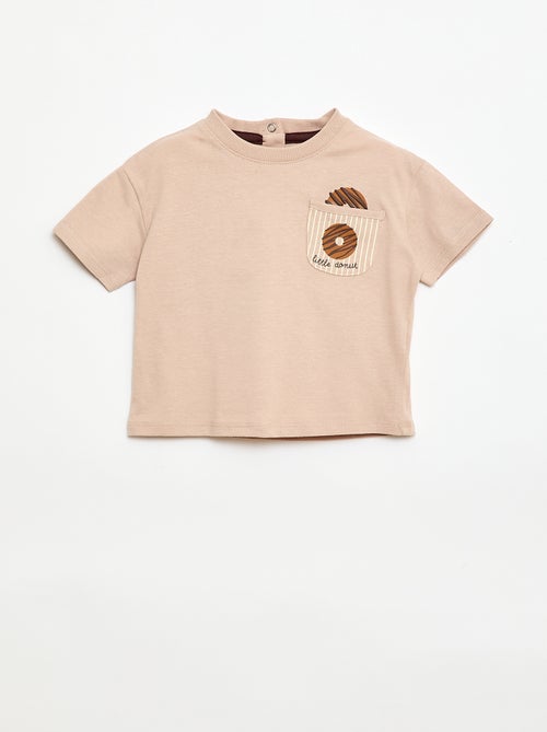 T-shirt van jerseytricot met korte mouwen en borstzak met print - Kiabi
