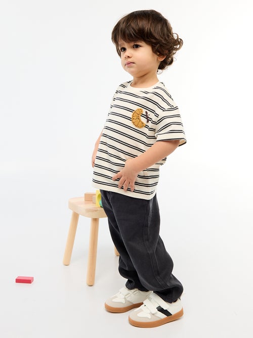 T-shirt van jerseytricot met korte mouwen en borstzak met print - Kiabi