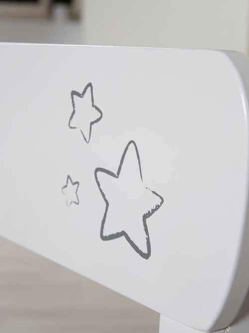 Table enfant + 2 chaises en bois motif étoile 'Little Stars' ROBA - Kiabi Table enfant + 2 chaises en bois motif étoile 'Little Stars' ROBA - Kiabi