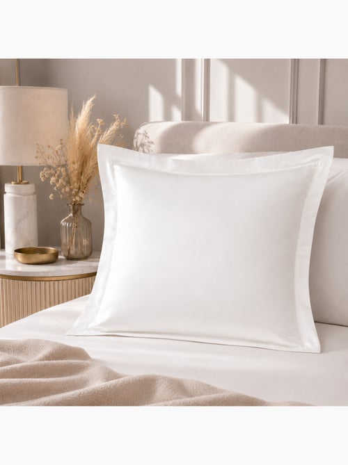 Taie d'oreiller – satin de coton 120 fils/cm² – hôtellerie haut de gamme - Kiabi Taie d'oreiller – satin de coton 120 fils/cm² – hôtellerie haut de gamme - Kiabi
