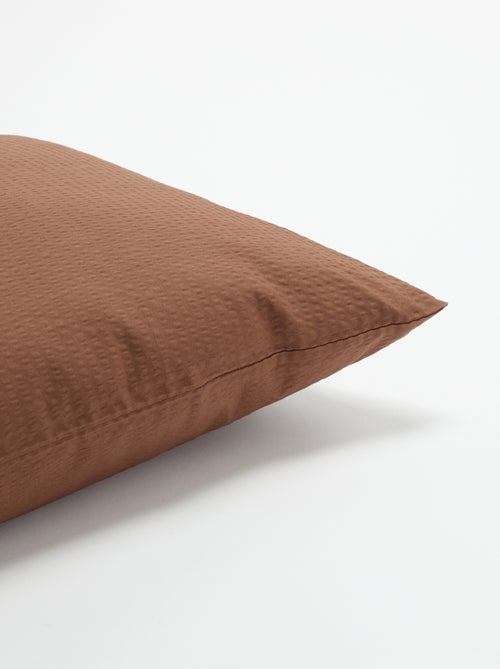 Taie d'oreiller unie - 63 x 63 cm en seersucker - Kiabi Taie d'oreiller unie - 63 x 63 cm en seersucker - Kiabi