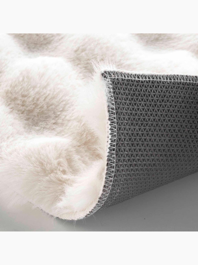 Tapis doux en imitation fourrure avec relief moelleux Beige clair - Kiabi