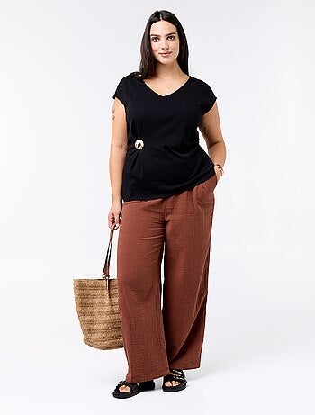 Tee-shirt drapé avec bijou doré