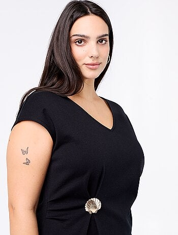 Tee-shirt drapé avec bijou doré