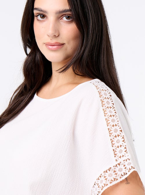 Tee-shirt uni avec broderie et macramé aux manches - Kiabi