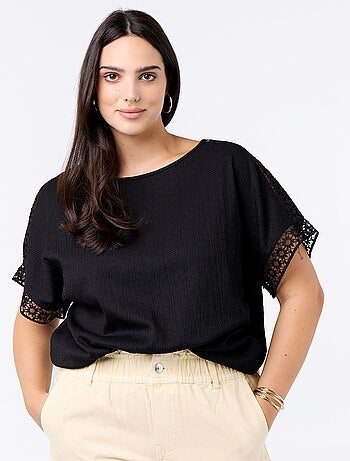 Tee-shirt uni avec broderie et macramé aux manches