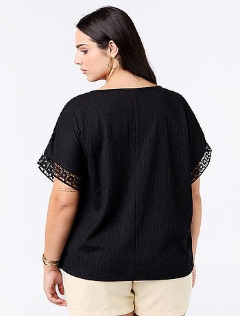 Tee-shirt uni avec broderie et macramé aux manches