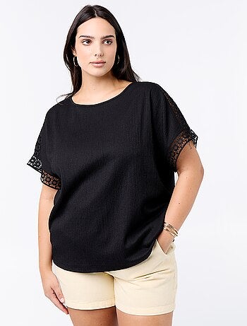 Tee-shirt uni avec broderie et macramé aux manches