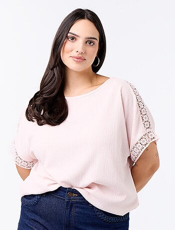 Tee-shirt uni avec broderie et macramé aux manches
