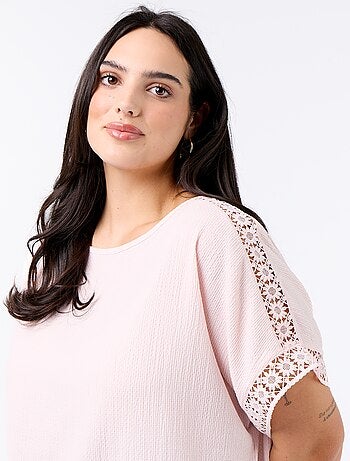 Tee-shirt uni avec broderie et macramé aux manches