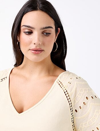 Tee-shirt uni avec broderies sur les manches