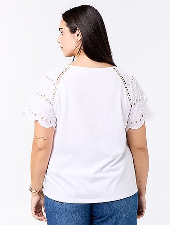 Tee-shirt uni avec broderies sur les manches