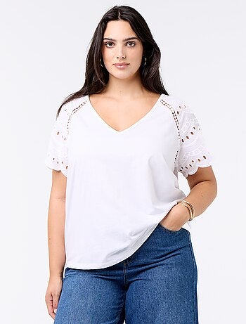 Tee-shirt uni avec broderies sur les manches