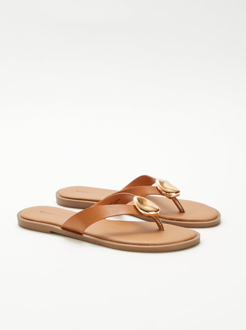 Teenslippers van imitatieleer met metalen detail - Kiabi Teenslippers van imitatieleer met metalen detail - Kiabi