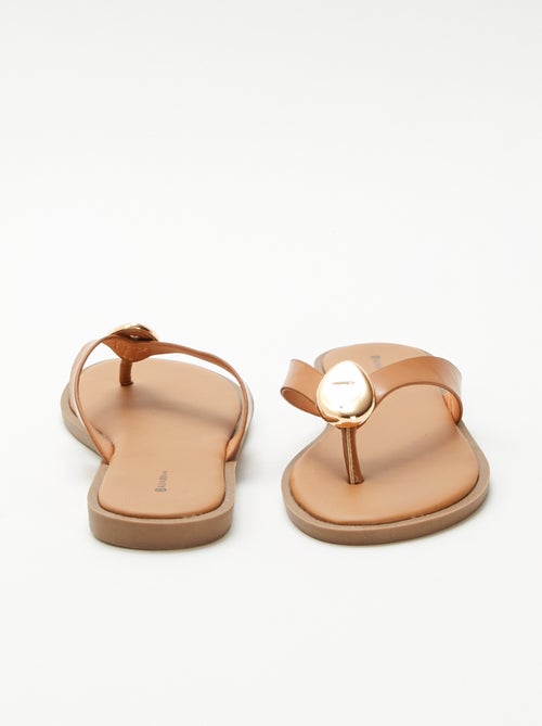 Teenslippers van imitatieleer met metalen detail - Kiabi Teenslippers van imitatieleer met metalen detail - Kiabi