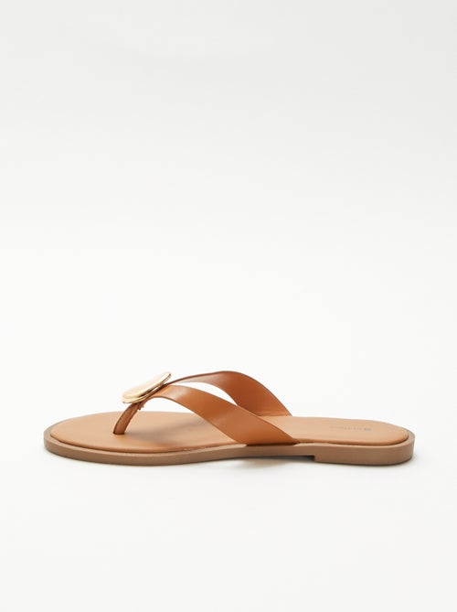 Teenslippers van imitatieleer met metalen detail - Kiabi Teenslippers van imitatieleer met metalen detail - Kiabi