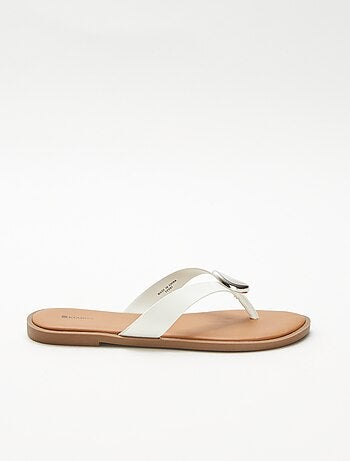 Teenslippers van imitatieleer met metalen detail