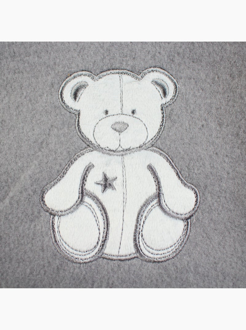 Tom Kids - Fleece deken geborduurde beer  70x100 Grijs - Kiabi