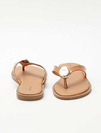 Tongs avec détail bijou métallique