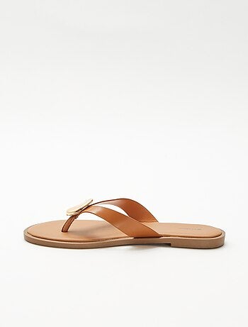 Tongs avec détail bijou métallique