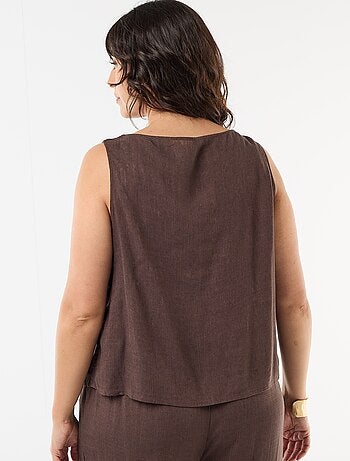 Top fluide en lin mélangé avec bijoux dorés