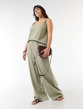 Top fluide en lin mélangé avec bijoux dorés