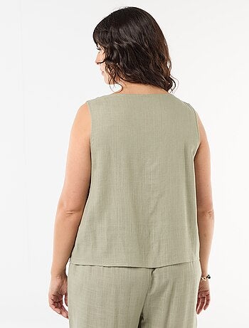 Top fluide en lin mélangé avec bijoux dorés