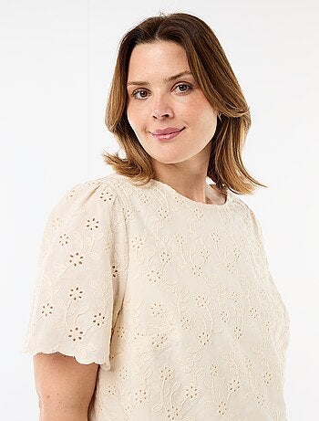 Top met broderie anglaise