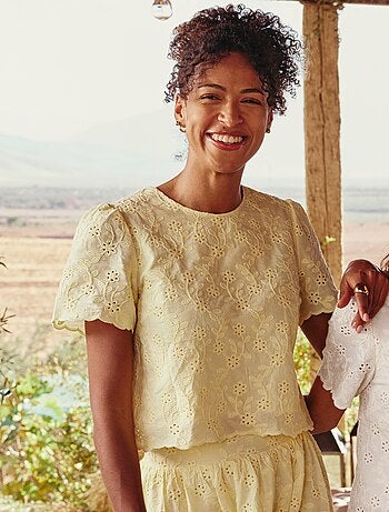 Top met korte mouwen en Engels borduurwerk van effen katoen