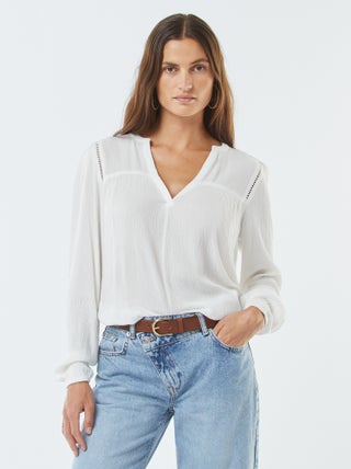 Top van kreukeltricot met opengewerkt boordje