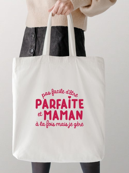 Totebag PAS FACILE D'ÊTRE PARFAITE ET MAMAN À LA FOIS MAIS JE GÈRE - Kiabi Totebag PAS FACILE D'ÊTRE PARFAITE ET MAMAN À LA FOIS MAIS JE GÈRE - Kiabi